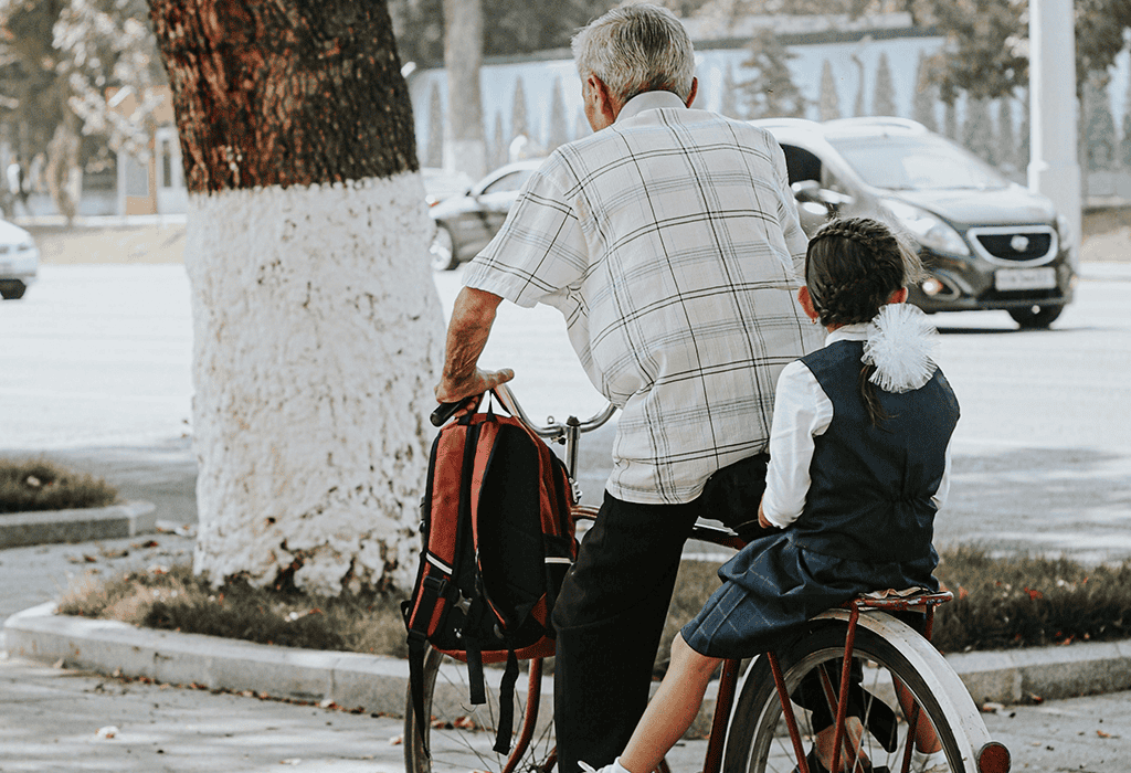 Idoso andando de bicicleta