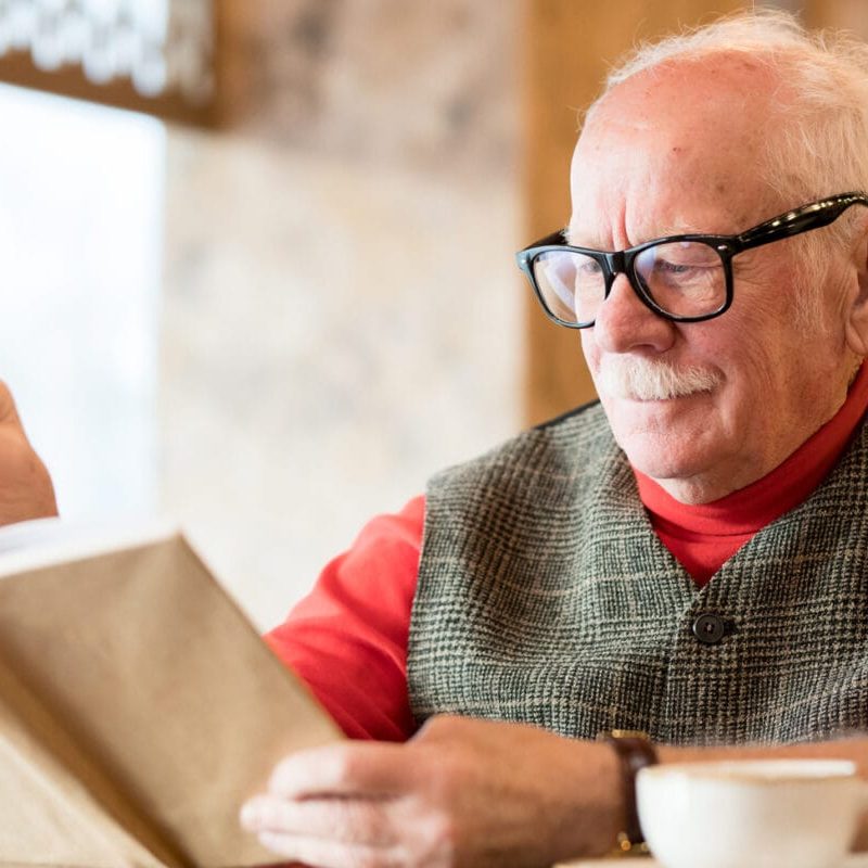 Um homem lendo um livro